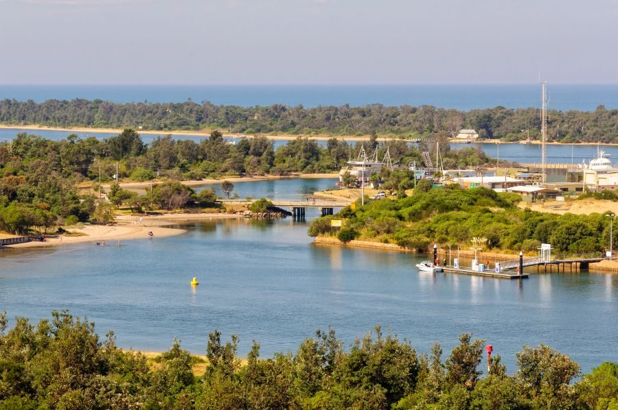 Zicht op Bullock Island en boten in het water vanaf Lakes Entrance lookout