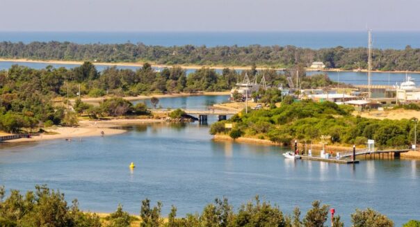 Zicht op Bullock Island en boten in het water vanaf Lakes Entrance lookout