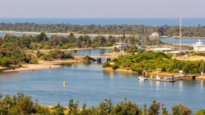 Zicht op Bullock Island en boten in het water vanaf Lakes Entrance lookout