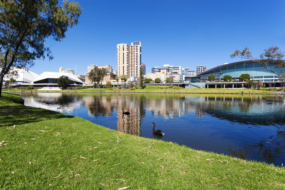 Zicht op de skyline van Adelaide vanaf de rivier