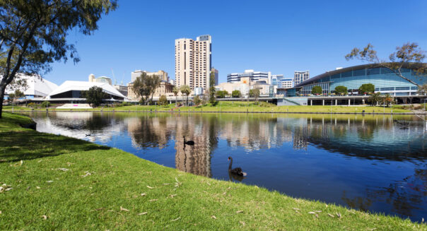 Zicht op de skyline van Adelaide vanaf de rivier
