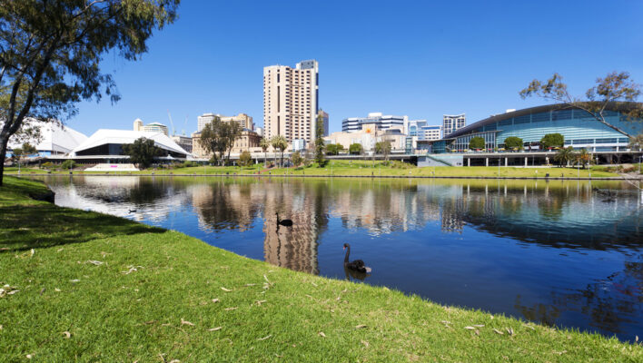 Zicht op de skyline van Adelaide vanaf de rivier