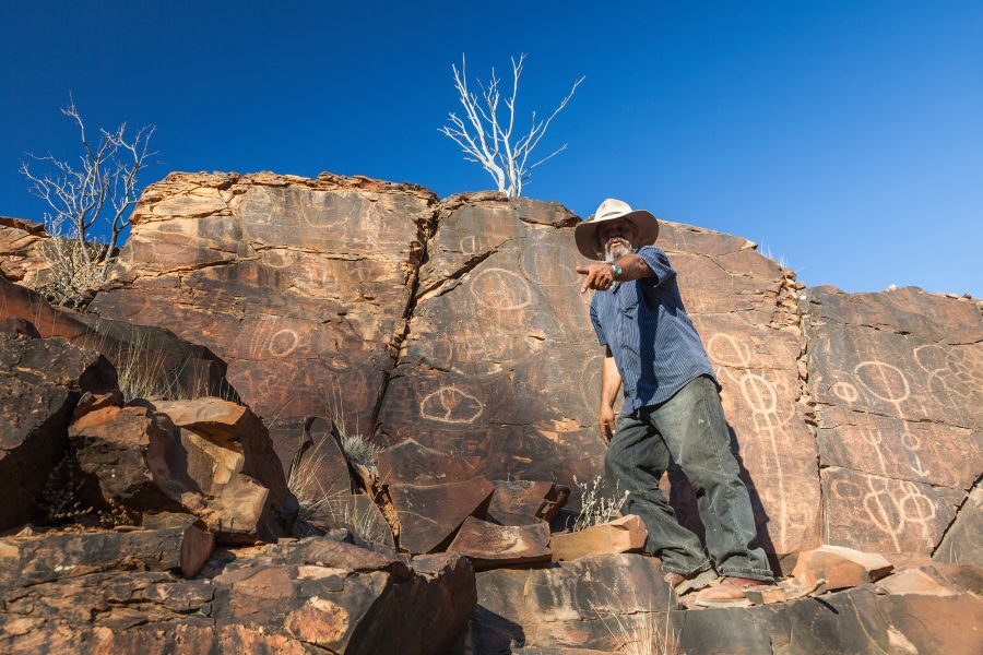 Aboriginal wijst naar voren bij rotstekeningen in Flinders Ranges in South Australia