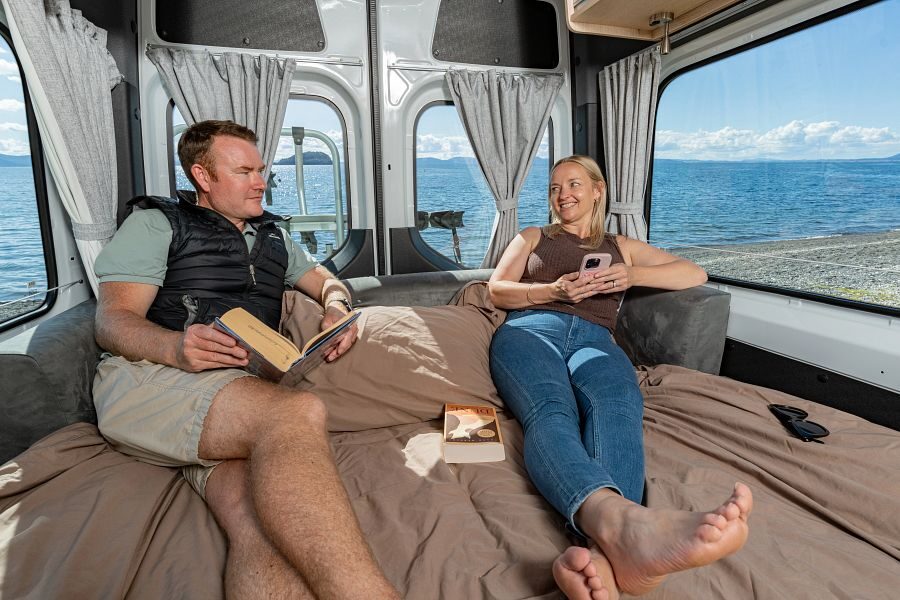 Koppel ligt op opgemaakt bed in de Maui Ultima