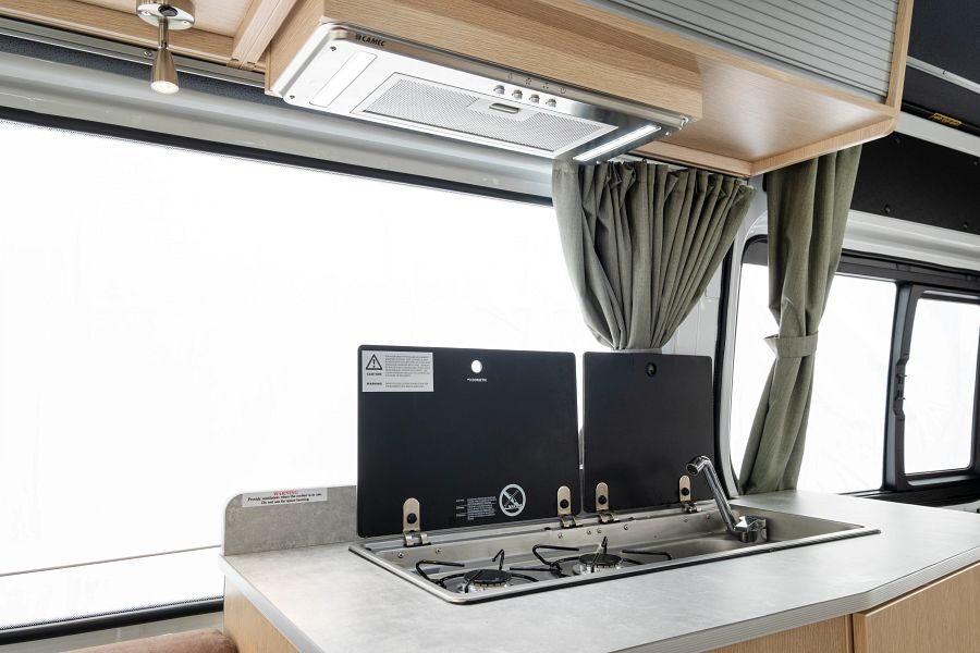 Gasfirnuis en keuken in de Maui Ultima camper