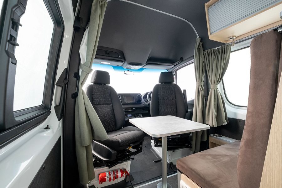 Zithoek voorin met draaibare stoelen en tafel in Maui Ultima camper