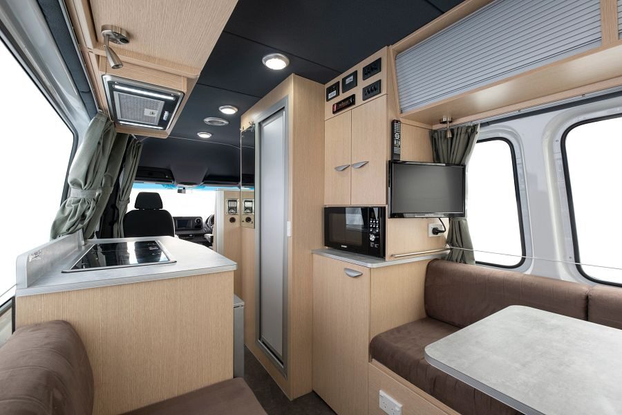 Interieur van de Maui Ultima camper gezien vanuit de zithoek achterin