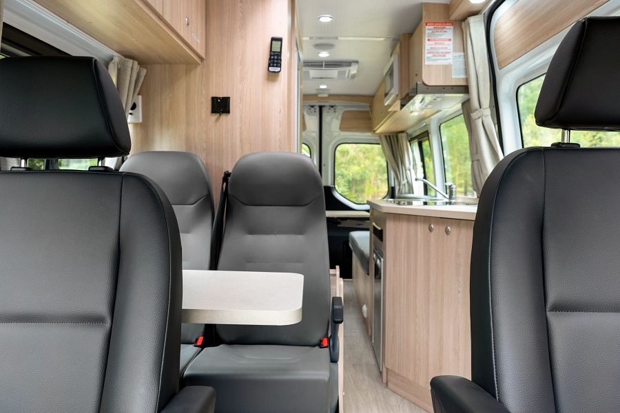 Interieur van de Maui Ultima camper gezien vanuit de cabine