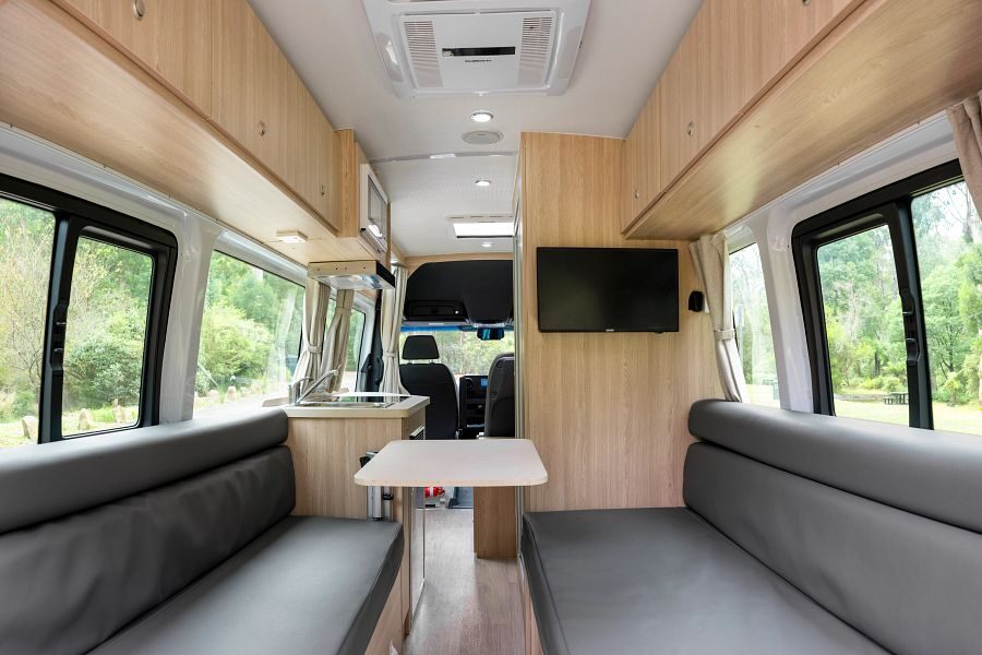Zihtoek achterin met banken en tafel in de Maui Ultima camper