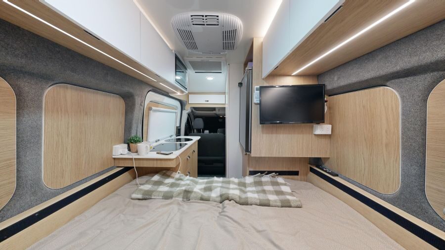 Bed opgemaakt in de Cruisin' Hitop camper
