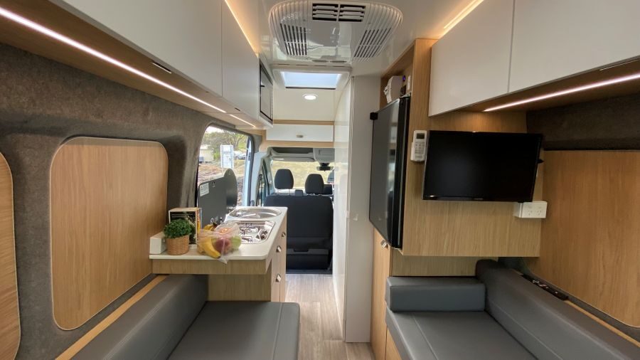 Zicht op het interieur van de Cruisin' Hitop vanuit de zithoek achterin