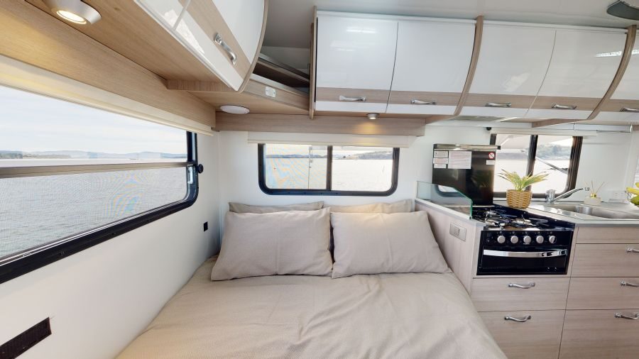 Bed opgemaakt in de Cruisin' 4 Berth Deluxe