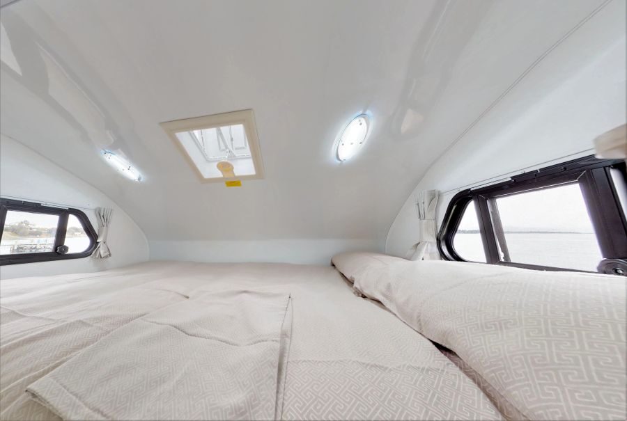 Bed in de alkoof van de Cruisin' 4 Berth Deluxe