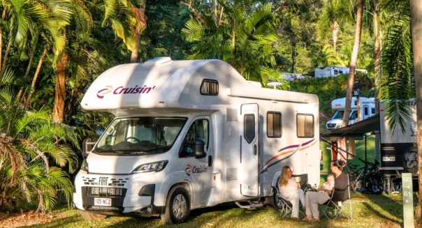Cruisin' 4 Berth Deluxe op de camping, stel zit aan tafel