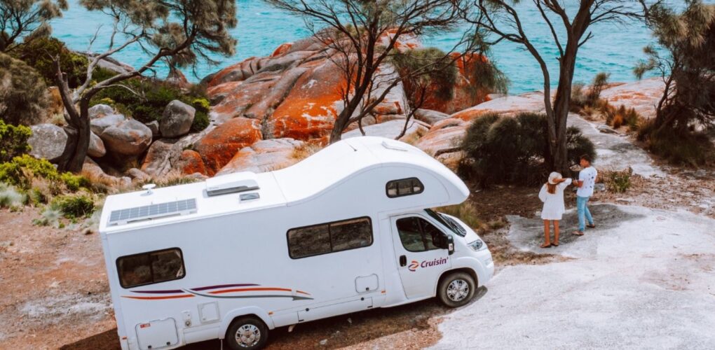 Cruisin' 4 Berth Deluxe staat op rotsen geparkeerd aan zee