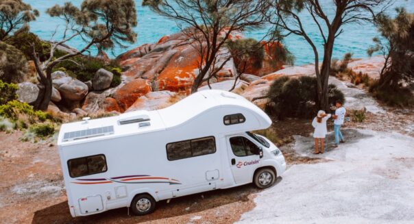 Cruisin' 4 Berth Deluxe staat op rotsen geparkeerd aan zee