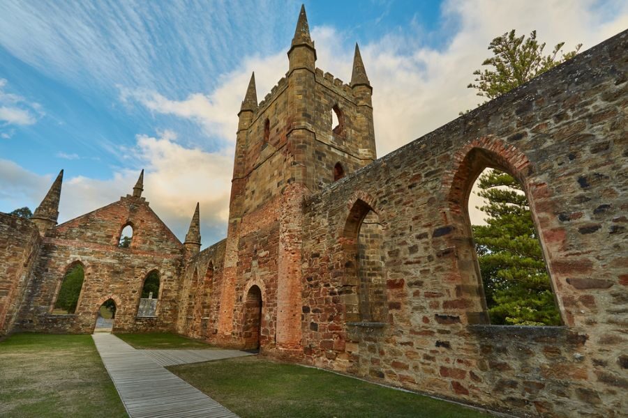 Voormalige gevangenis en kerk in de Port Arthur Historic Site op Tasmanië