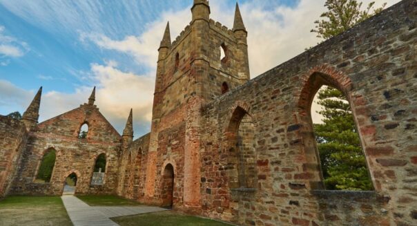 Voormalige gevangenis en kerk in de Port Arthur Historic Site op Tasmanië