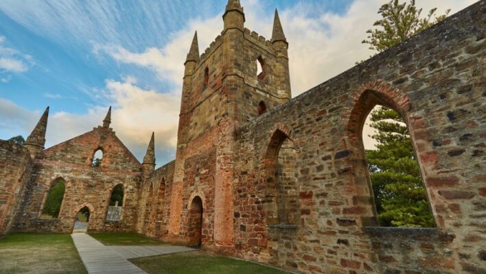 Voormalige gevangenis en kerk in de Port Arthur Historic Site op Tasmanië
