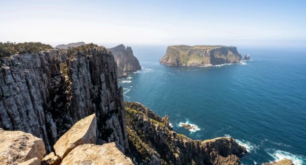 Prachtige rotskust op het Tasman Peninsula, zicht op zee
