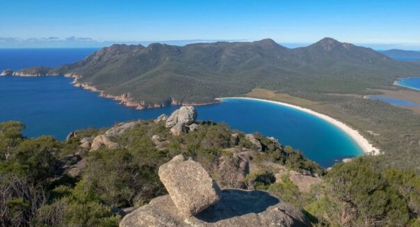Weids uitzicht op Wineglass Bay in Freycinet National Park
