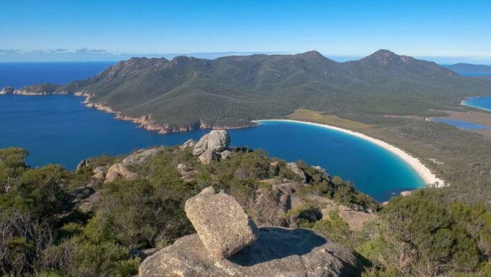 Weids uitzicht op Wineglass Bay in Freycinet National Park