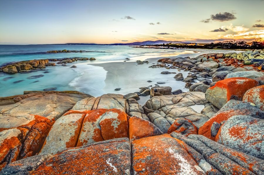 Zicht op de zee bij zonsondergang vanaf de Bay of Fires