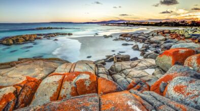 Zicht op de zee bij zonsondergang vanaf de Bay of Fires