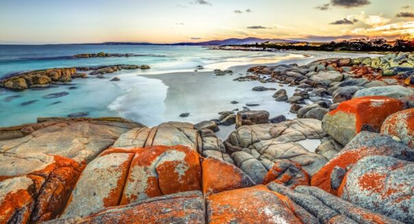 Zicht op de zee bij zonsondergang vanaf de Bay of Fires