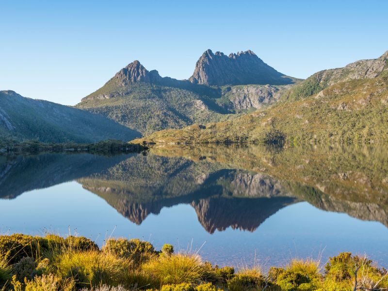 Zicht op Dove Lake en weerspiegeling in het water in Cradle Mountain National Park