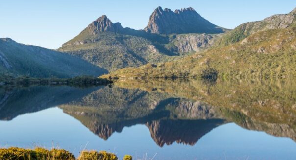 Zicht op Dove Lake en weerspiegeling in het water in Cradle Mountain National Park