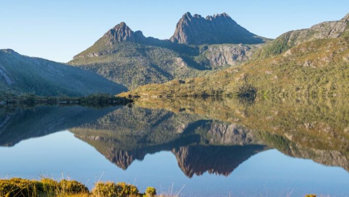 Zicht op Dove Lake en weerspiegeling in het water in Cradle Mountain National Park