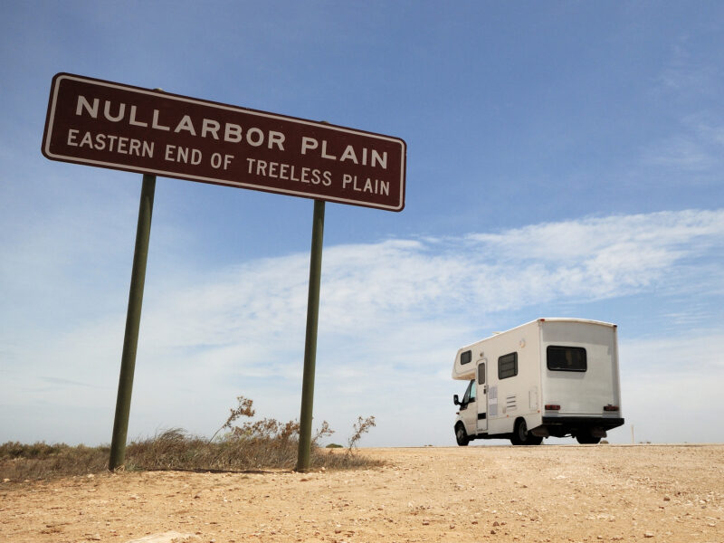 Camper bij het startbord van de Nullarbor Plain