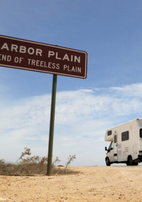 Camper bij het startbord van de Nullarbor Plain