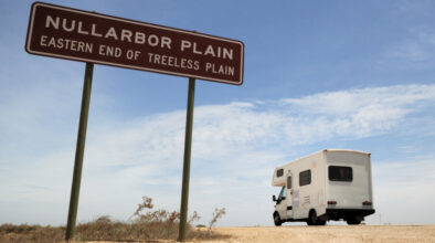 Camper bij het startbord van de Nullarbor Plain