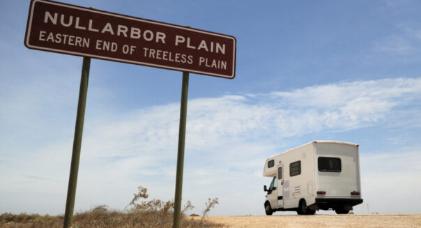Camper bij het startbord van de Nullarbor Plain