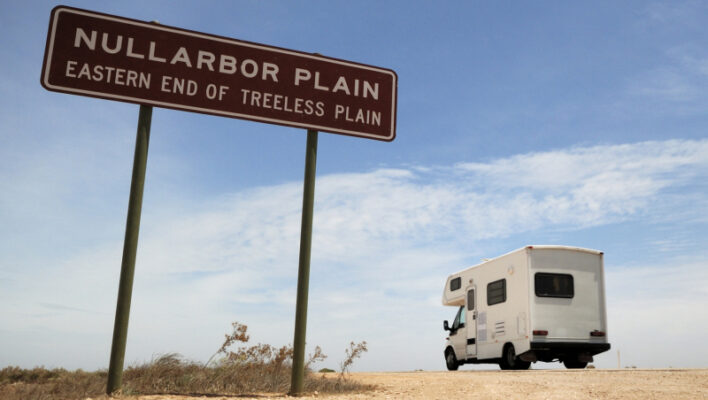 Camper bij het startbord van de Nullarbor Plain