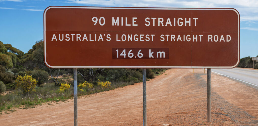Bord met 90 mile straight, langste rechte stuk weg in Australië