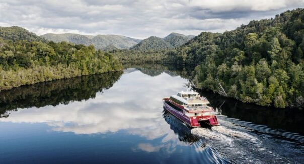 Cruise excursie op de Gordon River vanuit Strahan, drone view
