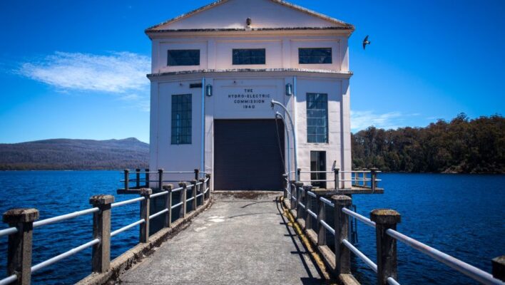 Elektriciteitshuis op pier in Lake St Clair op Tasmanië