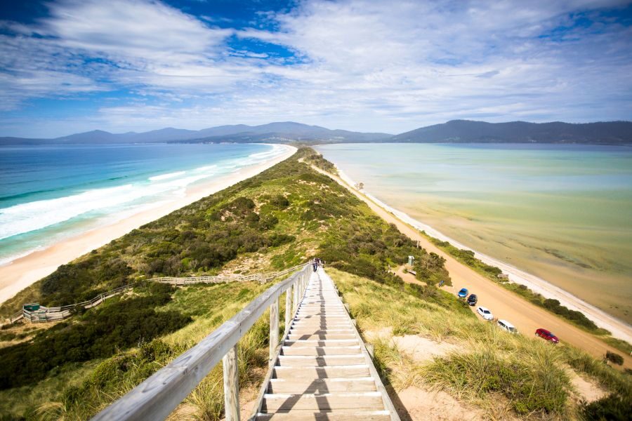 Zicht van bovenaf op Neck Beach op Bruny Island, auto's geparkeerd op strand