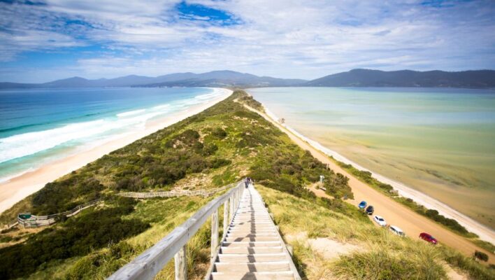 Zicht van bovenaf op Neck Beach op Bruny Island, auto's geparkeerd op strand
