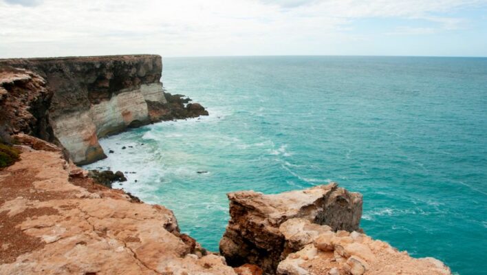 De grillige rotskust van de Bunda Cliffs in het Head of Bight park aan de Nullarbor Plain