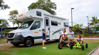 Jongen maakt foto van ouders die op een skelter zitten voor de camper Apollo Euro Deluxe
