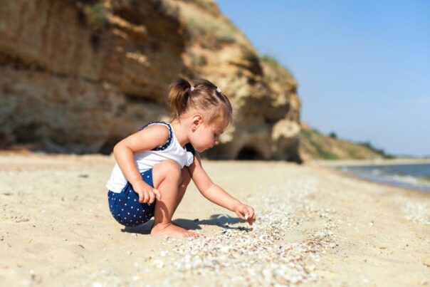 Kind speelt in het zand op het strand in Australië