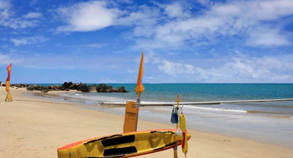 Strand met rood gele vlaggen en lifeguard bij Yorkeys Knob Cairns - veilig om te zwemmen