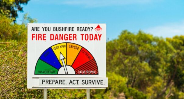 Waarschuwingsbord boor bushfires in Australië staat op high risk