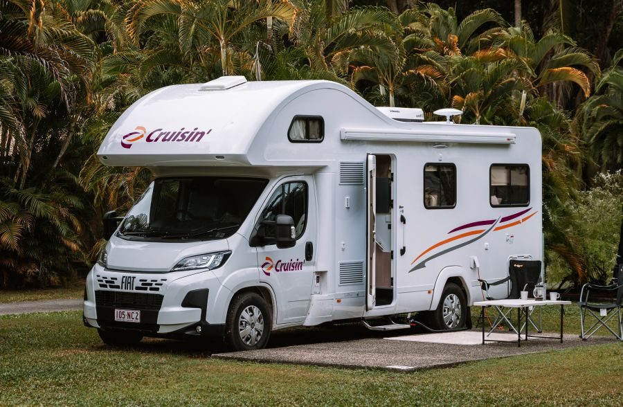 Cruisin' 6 Berth Deluxe op de camping, tafel staat buiten