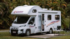 Cruisin' 6 Berth Deluxe op de camping, tafel staat buiten