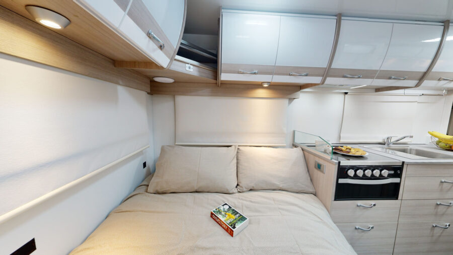 Bed achterin van de Cruisin' 6 Berth Deluxe opgemaakt